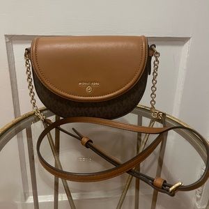 Michael Kors
Jet Set Charm Saffiano Leather Crossbody Bag
Style # 32F2GT9C6B